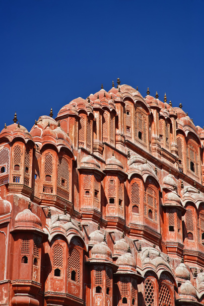 India. Rajasthan, Jaipur, Palazzo dei Venti (Hawa Mahal), costruito nel 1799 dal maharaja Sawai Pratap Singh, vista sulla facciata anteriore - Foto, immagini