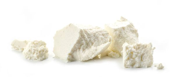 trozos de queso ricotta fresco aislados sobre fondo blanco - Foto, Imagen