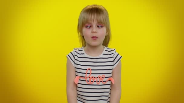 Εφηβικό κοριτσάκι που κάνει αστείες ανόητες εκφράσεις του προσώπου και γρυλίζει, κοροϊδεύει, δείχνει γλώσσα - Πλάνα, βίντεο