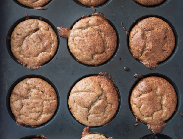 Muffins au chocolat faits maison dans un moule en silicone au four. - Photo, image