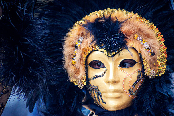 masques, baisers, couleurs et plumes au carnaval de venise - Photo, image