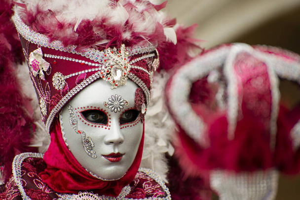 ヴェネツィア・カーニバルの仮面、キス、色と羽 - 写真・画像