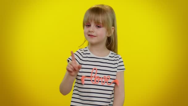 Enfant enfant fille pointant vers ses yeux et sa caméra, montrer que je vous regarde geste, espionner quelqu'un - Séquence, vidéo