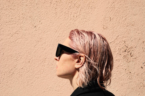 Portrait of young girl with pink hair, street style, hipster girl, outdoor. - Foto, Imagen
