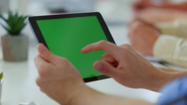 Dedo masculino tocando tablet tela verde. Homem desconhecido usando dispositivo digital. - Foto, Imagem