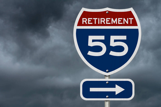Nyugdíjba vonulás 55 előre üzenetet piros, fehér és kék amerikai autópálya tábla viharos ég - Fotó, kép