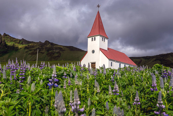 Iglesia en la colina en Vik i Myrdal pueblo en la parte sur de Islandia - Foto, Imagen