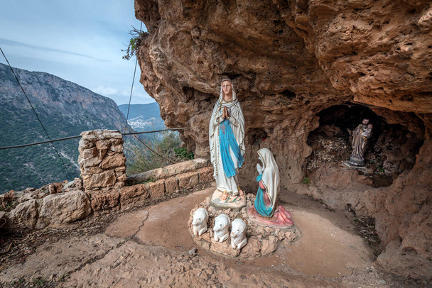 ハワカの聖母の修道院の彫刻、今もレバノンのカディシャとして綴られたカディシャ渓谷の庵 - 写真・画像