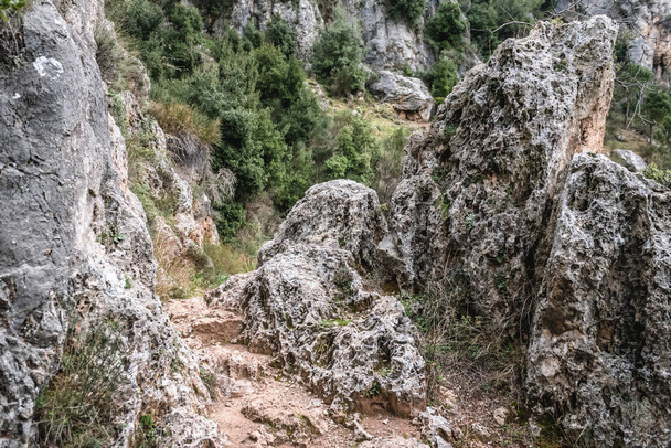 Путь между скалами в долине Кадиша также пишется как Кадиша в Ливане - Фото, изображение