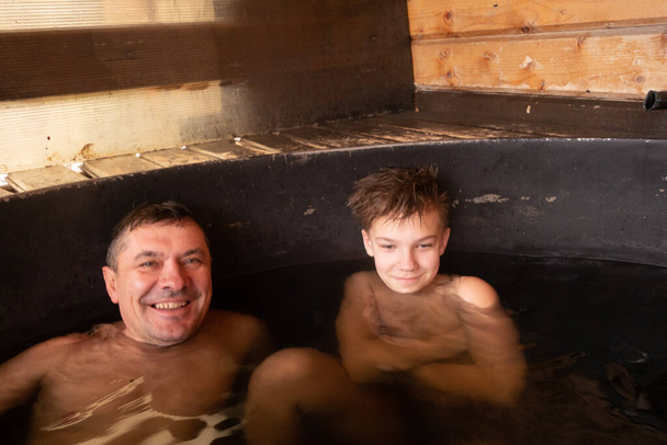 Vacaciones familiares y tratamientos de spa. Cubo de los Cárpatos. Enfoque selectivo - Foto, Imagen
