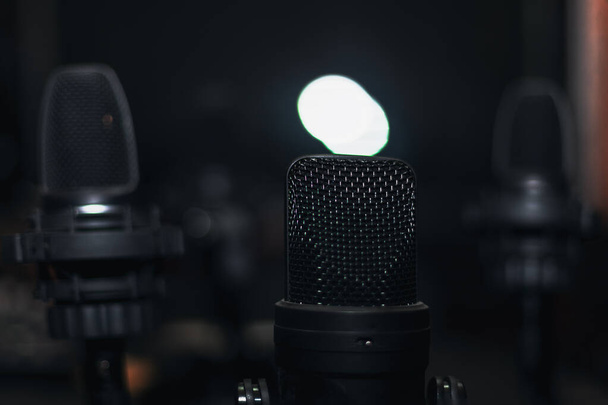Fekete mikrofonok a sötét stúdióban - Fotó, kép