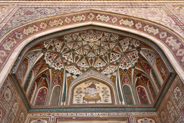India, Rajasthan, Jaipur, the Amber Fort, wall decorations - Photo, Image