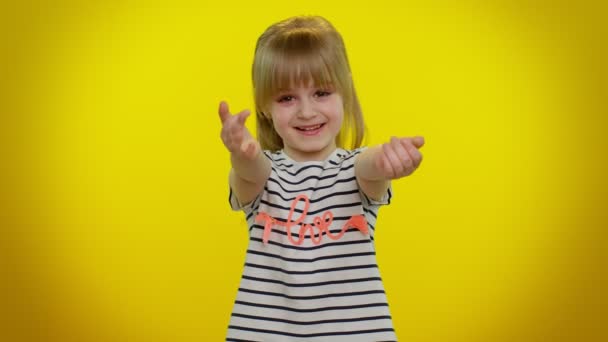 Αστεία παιχνιδιάρικο ξανθό κορίτσι 5-6 ετών απλωμένα χέρια και να δώσει αγκαλιά αγκαλιάσει σας, αίσθημα αγάπης - Πλάνα, βίντεο