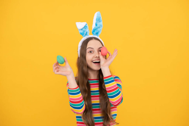 feliz pascua niña en conejo conejito orejas celebrar coloridos huevos para vacaciones, caza de huevos. - Foto, Imagen