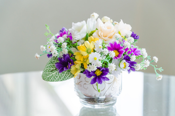 μπουκέτο λουλουδιών σε βάζο - Φωτογραφία, εικόνα