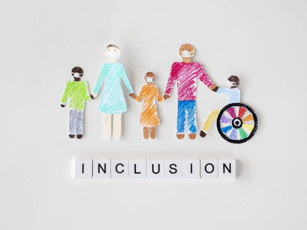 familia con discapacidad persona recorte papel concepto de inclusión. Resolución y alta calidad hermosa foto - Foto, imagen