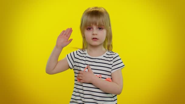 Niño jura ser honesto, aising mano para tomar juramento prometiendo decir la verdad manteniendo la mano en el pecho - Metraje, vídeo