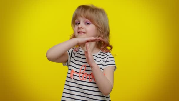 Poważna blondynka dziecko dziewczyna pokazuje czas na gest, limit lub stop znak nie presji, potrzebuję więcej czasu - Materiał filmowy, wideo