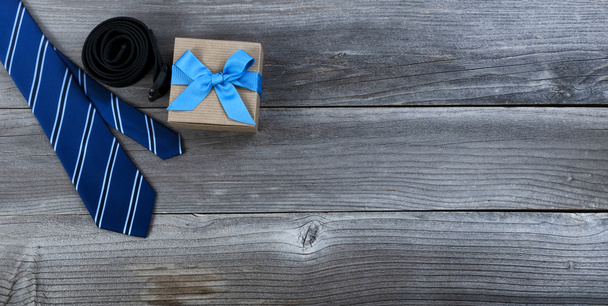 Babalar günü konsepti mavi kravat, kemer ve düz konumda ahşap arka planda bir hediye kutusu. - Fotoğraf, Görsel
