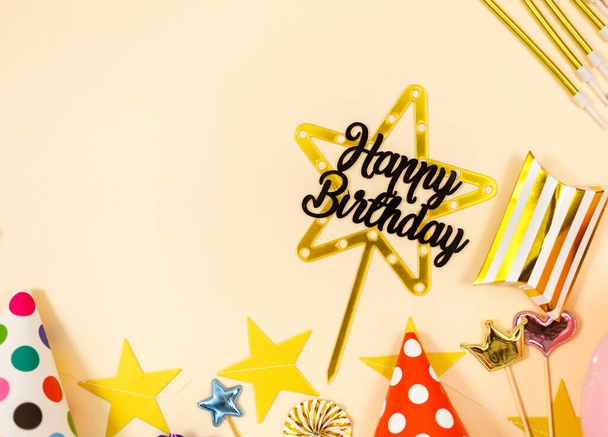 Pozadí pro šťastnou oslavu narozenin nebo oslavu. Skupina barevných balónů, konfety, svíčky, stuhy na béžovém pastelovém pozadí. Zesměšnit s kopírovacím prostorem, místem pro text - Fotografie, Obrázek