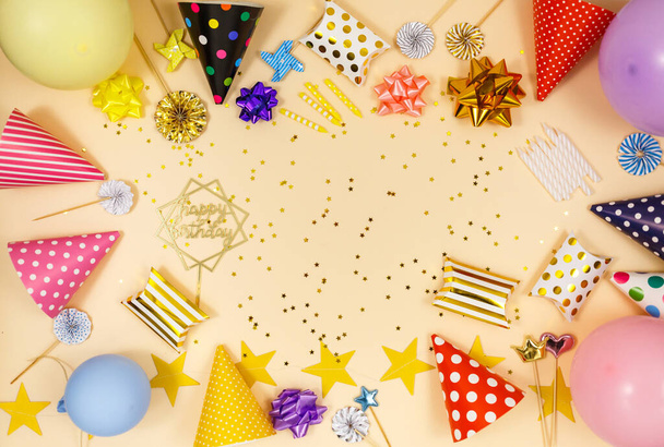 Hintergrund für eine Geburtstagsfeier oder Party. Gruppe farbiger Luftballons, Konfetti, Kerzen, Bänder auf beigem Pastellgrund. Mock up mit Kopierraum, ein Ort für Text - Foto, Bild