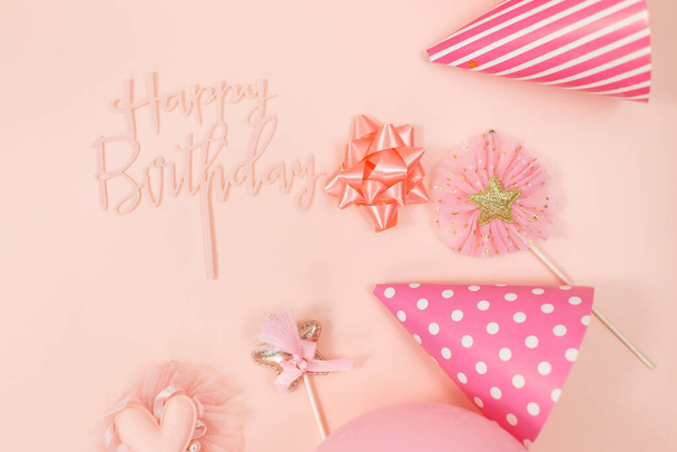 Fondo para la celebración feliz cumpleaños o fiesta. Grupo de globos de colores, confeti, velas, cintas sobre fondo rosa pastel. Burla con espacio de copia, un lugar para el texto - Foto, imagen