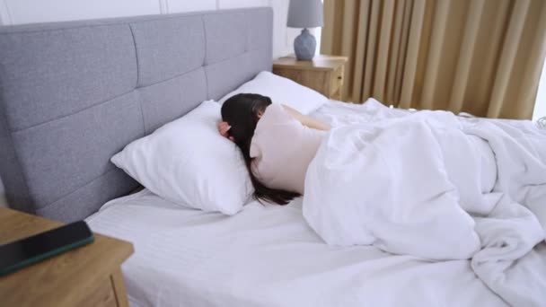 Mujer joven duerme en una cama cómoda - Metraje, vídeo