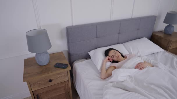 Nuori tyttö makaa sängyssä - Materiaali, video