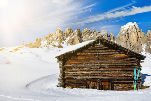 Wolkenstein στο Groeden το χειμώνα. Δολομίτης. Ιταλία - Φωτογραφία, εικόνα