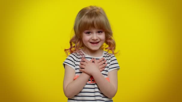 Porträt des blonden Kindes Kind zeigt mit dem Finger selbst fragen, wer mir nein danke ich brauche es nicht - Filmmaterial, Video