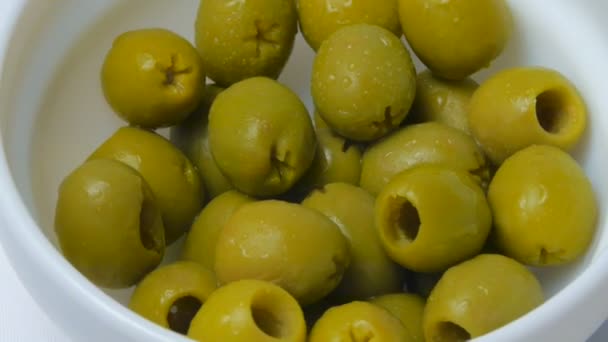nakládané zelené olivy v misce - Záběry, video