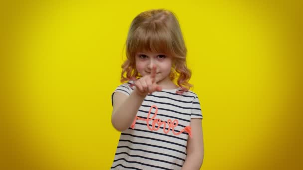 Серьезный ребенок девочка показывает пальцем прочь просить оставить ее в покое, строгий босс увольнения, конфликт - Кадры, видео