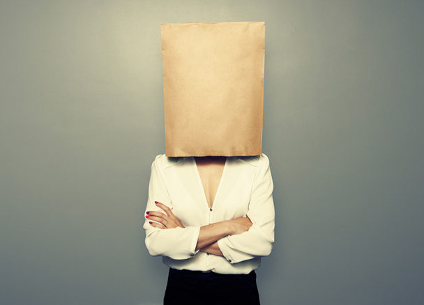 mulher escondida sob saco de papel vazio
 - Foto, Imagem