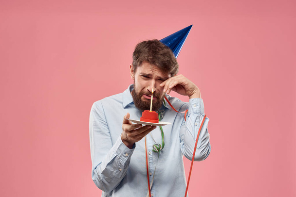 triste homme avec gâteau de fête d'anniversaire. Photo de haute qualité - Photo, image