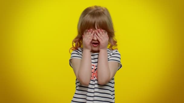 mały nastolatek dziecko dziewczyna zamykając oczy z ręka pokazując zatrzymać gest, zdezorientowany nieśmiały boi się patrzeć - Materiał filmowy, wideo