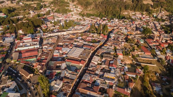 Old houses and streets of the magical town of "El Oro" State of Mexico, the characteristic roofs of these houses match the forest - 写真・画像