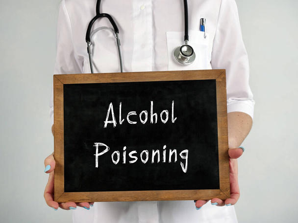 Medizinisches Konzept für Alkoholvergiftung mit Phrase auf der Seite - Foto, Bild