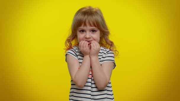 Aufgeregt verängstigte Kind Mädchen beißt Nägel, das Gefühl besorgt nervös, ernsthafte Probleme, Stress, Angst - Filmmaterial, Video