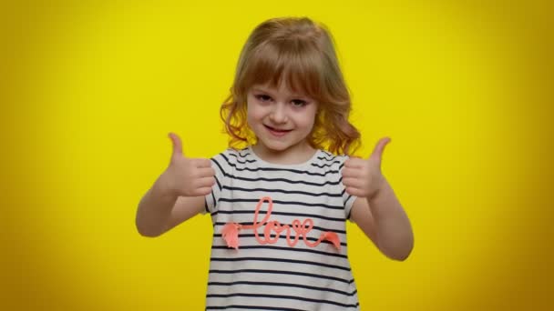 Trots egoïstisch blond kind kind meisje tevreden van haar overwinning, opscheppen van eigen succes te winnen prestaties - Video