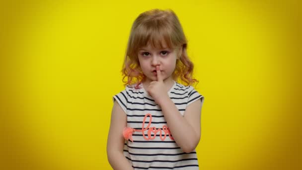 Zabawne dziecko dziewczynka zamyka usta z ręki odmawiając wyjawienia strasznej tajemnicy, prawda - Materiał filmowy, wideo