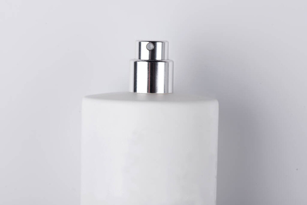 garrafa de perfume simular no fundo em branco escuro. Vista de cima. Horizontal - Foto, Imagem