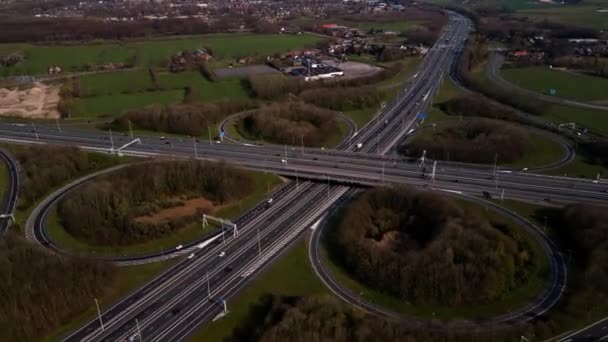 Knooppunt Hoevelaken en forma de trébol vista aérea del dron. Intersección de las autopistas A28 y A1 Países Bajos. - Metraje, vídeo