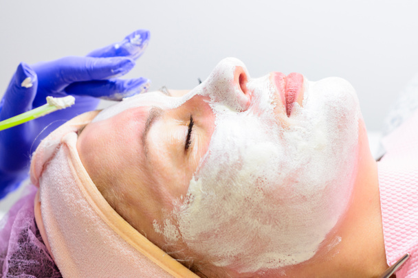 Criomáscara, una máscara para el estrechamiento de los poros, que se utiliza como paso final inmediatamente después del procedimiento de limpieza facial mecánica. nuevo - Foto, imagen