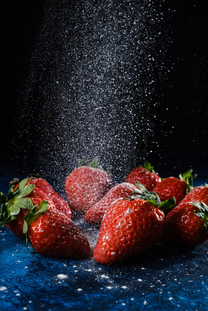 A vertical shot of delicious strawberries with sugar and powder - Zdjęcie, obraz