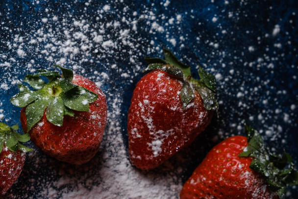 A closeup shot of delicious strawberries with sugar and powder - Fotografie, Obrázek