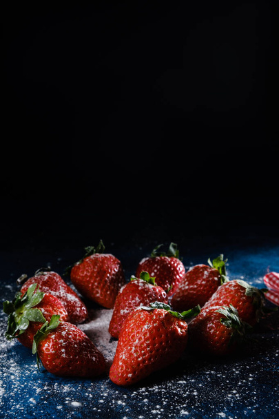 Vertikální záběr lahodných jahod s cukrem a práškem - Fotografie, Obrázek