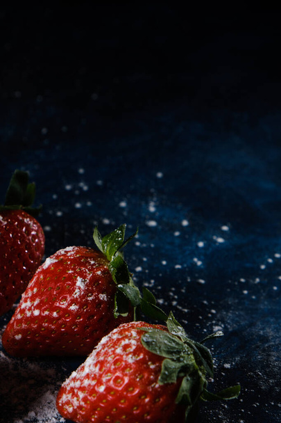 Un disparo vertical de deliciosas fresas con azúcar y polvo - Foto, Imagen