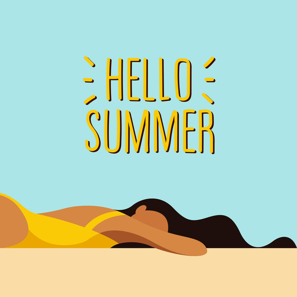 ilustración vectorial sobre el tema de las vacaciones de verano. hermosa chica bronceada joven en un traje de baño amarillo toma el sol en la playa con su pelo esparcido en la arena. el texto "hola verano". - Vector, imagen