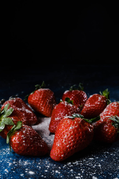 A vertical shot of delicious strawberries with sugar and powder - Foto, Imagem
