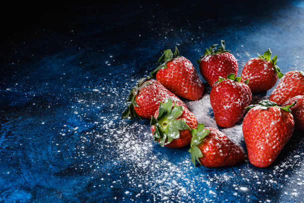 A closeup shot of delicious strawberries with sugar and powder - Foto, Bild